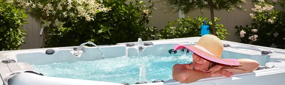 Spa extérieur avec sièges et jets, dans un jardin